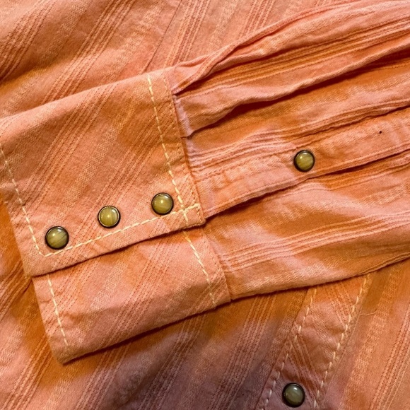 Ariat women’s fitted western style with flower embroidery dark pearl snaps - Picture 12 of 13